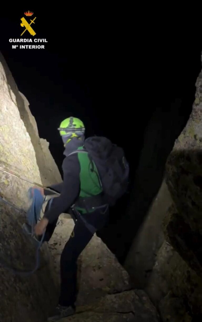 Rescate nocturno de cuatro personas enriscadas en Gredos