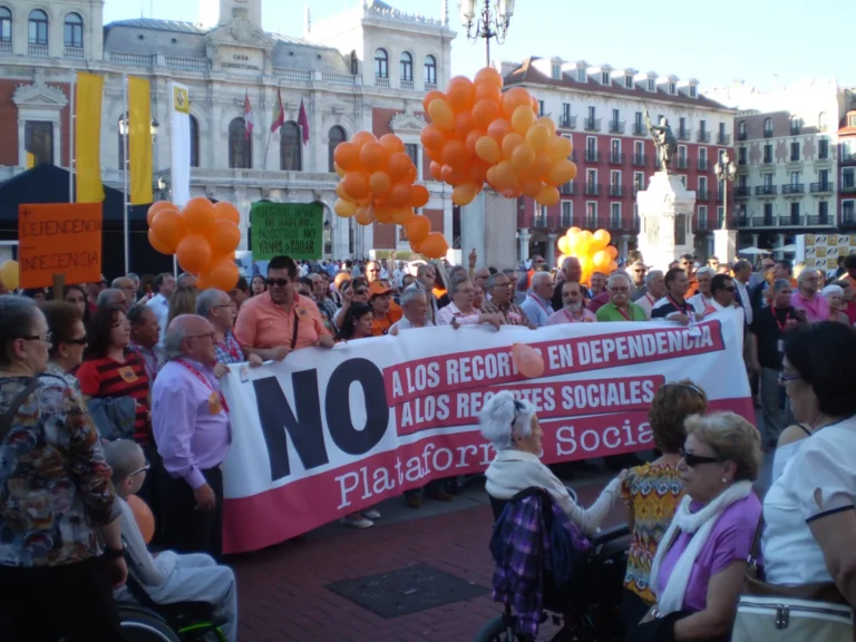 Acusan a la Junta de cobros indebidos por servicios de dependencia