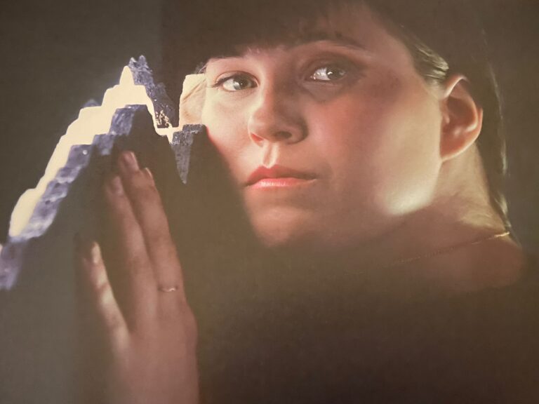 ¿Es normal que tu novio revise tu móvil y te prohíba salir con tus amigos?