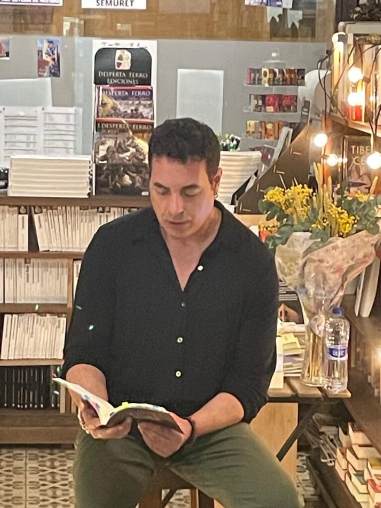 Jorge M Molinero: «Escribir poesía es como tirar una botella al mar sabiendo que es difícil que nadie la recoja»