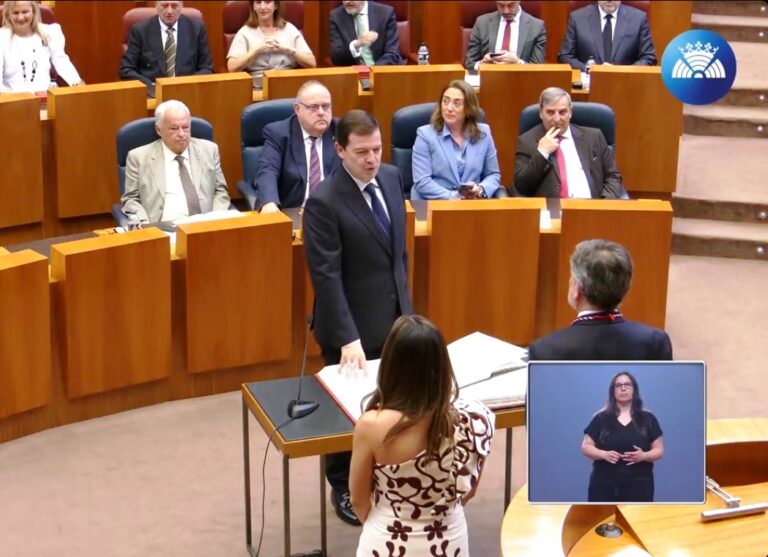 Siesta de pijama y orinal en el gobierno de Castilla y León