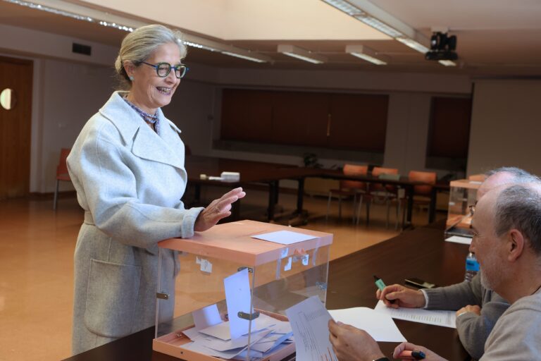 Mujer y rectora, una rareza en siglos de purismo universitario