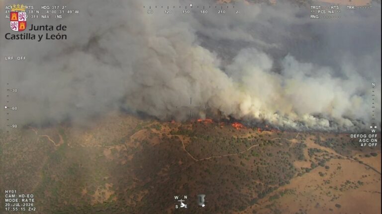 El fuego avanza en Segovia y se acerca a Soria desde Guadalajara