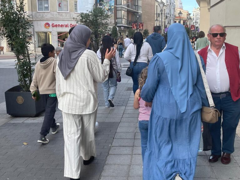 El gobierno de Mañueco presume de frenar a los 40.000 inmigrantes que piden derechos en Castilla y León